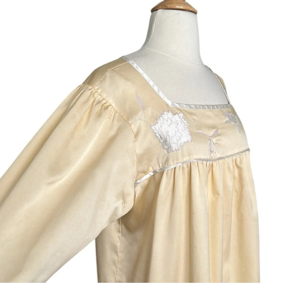 NATORI Classics Vintage Embroidered Nightgown Butter Yellow Square Neck - Picture 6 of 15
